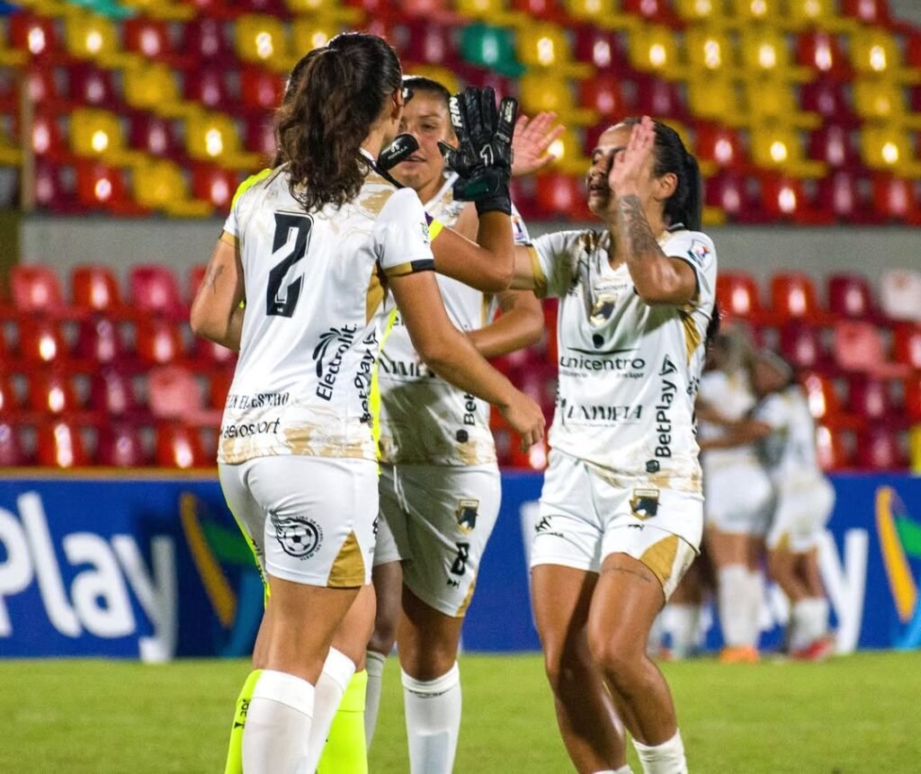 Jugadoras de LLaneras FC celebrando la victoria del partido contra Deportivo Pasto Femenino.