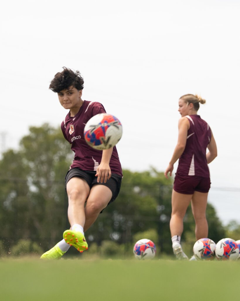 Fatemeh Pasandideh, una de las jugadoras iraníes, entrenando con Brisbane Roar FC, Australia. 