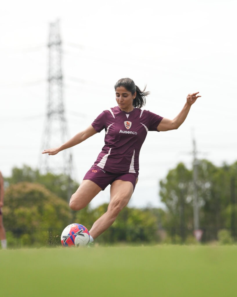Atefeh Ramezanisadeh, una de las jugadoras iraníes, entrenando con Brisbane Roar FC, Australia.