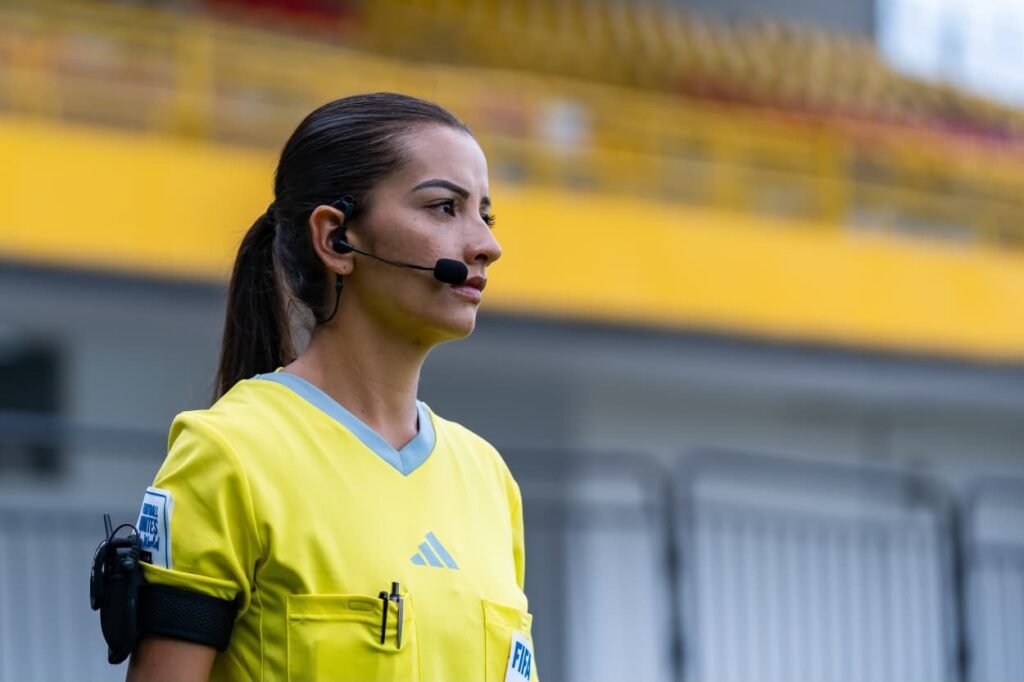 Más allá del silbato: El profesionalismo de alto rendimiento de Laura Loaiza