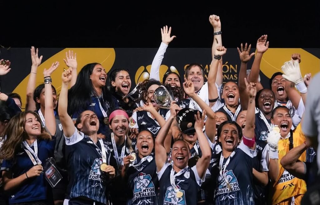 Charlyn Corral conquista mejor delantera del año